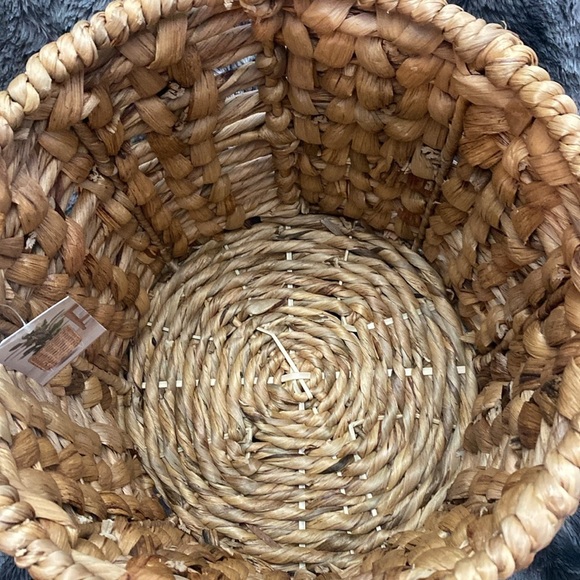 NWT Natural Woven Basket with Stand - Picture 10 of 16